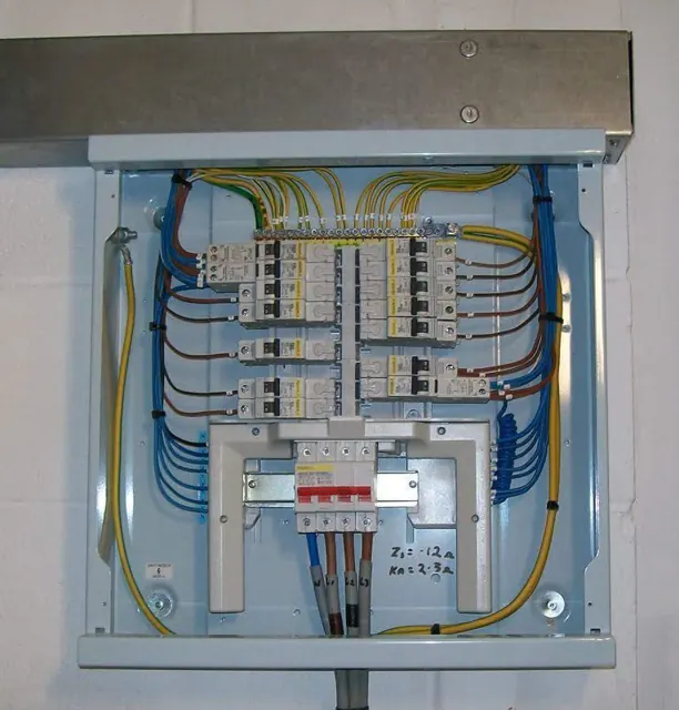 Distribution board circuit breakers and internal wiring